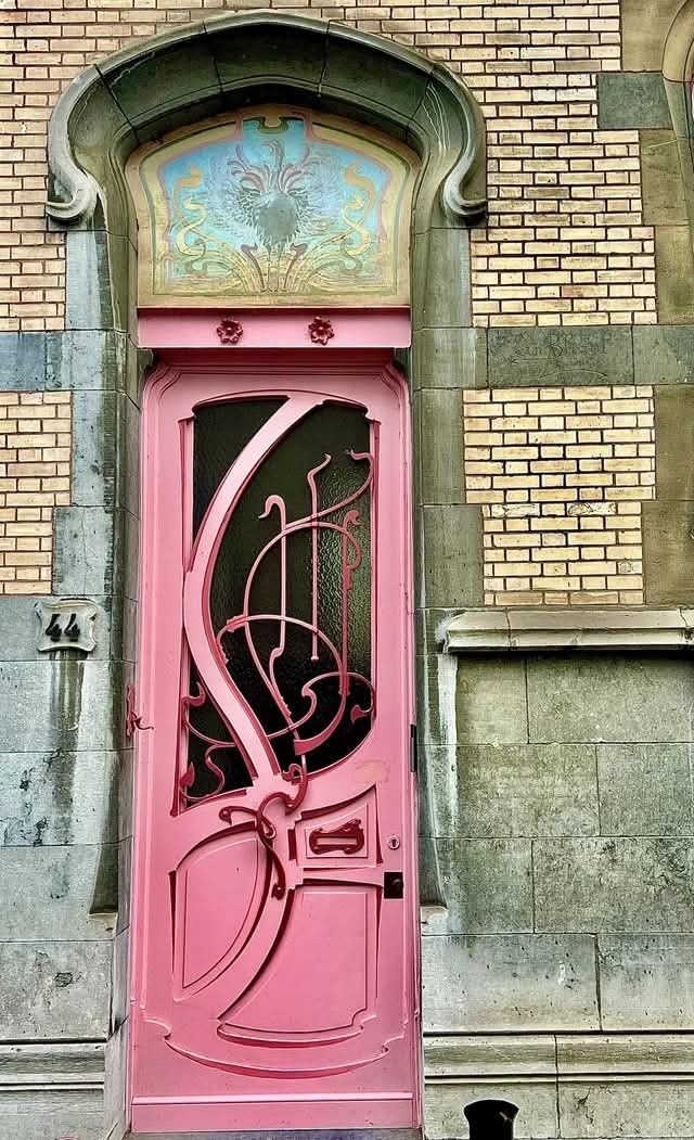 Porte art nouveau aux lignes courbes et motifs décoratifs, architecture européenne début XXe siècle.