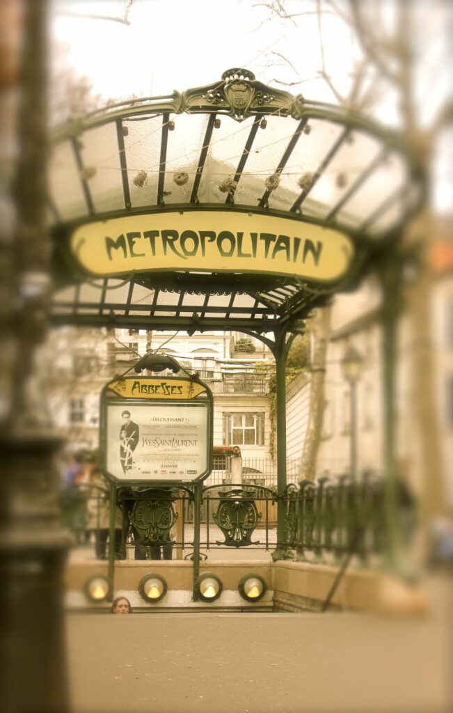 Entrée de métro art nouveau dessinée par Hector Guimard, structure métallique et typographie organique.