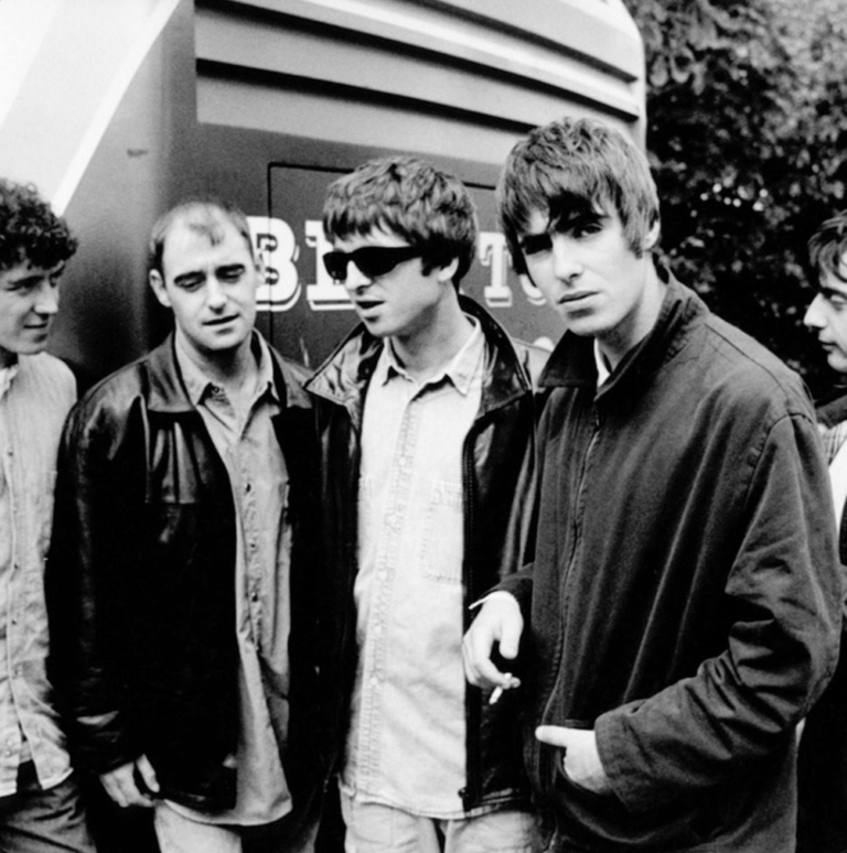 Oasis avec Liam Gallagher et Noel Gallagher, photographie du groupe dans les années 1990.