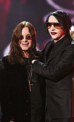 Ozzy Osbourne et Marilyn Manson, portrait des deux artistes sur scène.