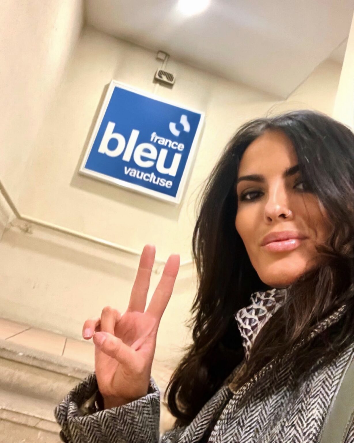 Tamara Chaudesaigues tatoueuse à Avignon, devant le studio radio Ici Vaucluse (France Bleu) à Avignon