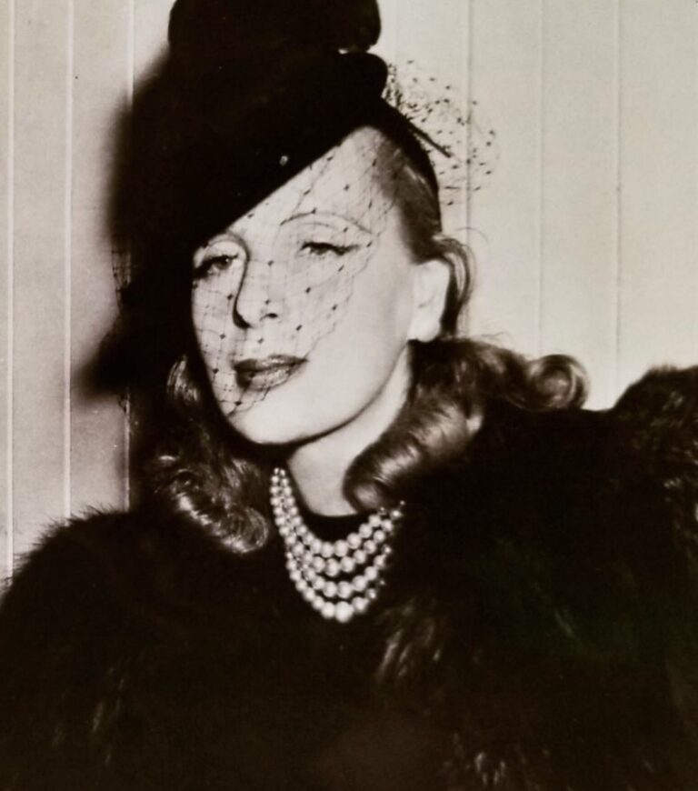 Portrait noir et blanc de Tamara de Lempicka, référence artistique de Tamara Chaudesaigues, artiste tatoueuse, inspiration art déco et esthétique intemporelle.