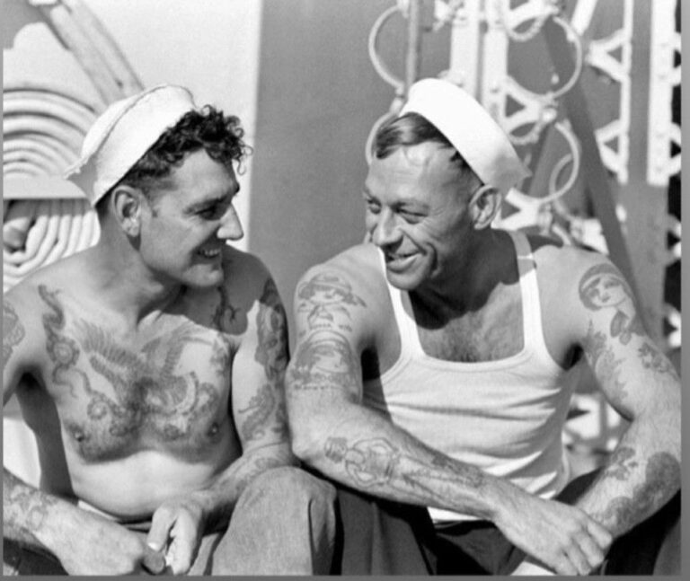 Marins tatoués illustrant les origines maritimes du tatouage old school