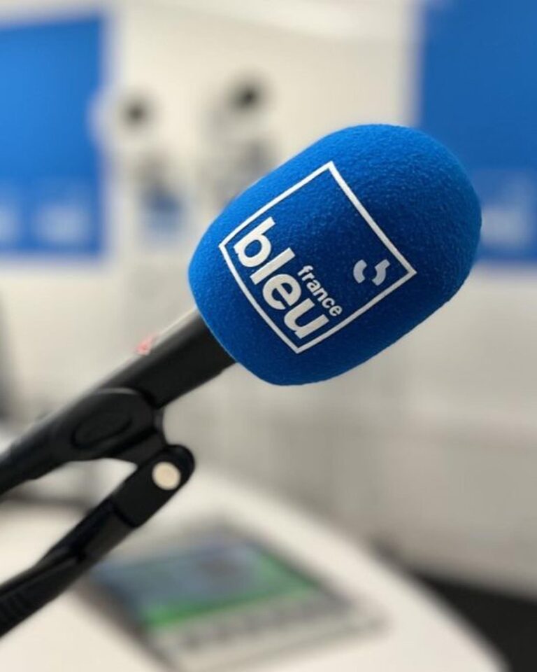 Close-up photograph of a microphone during a radio interview on tattoo culture, recorded for France Bleu Vaucluse.