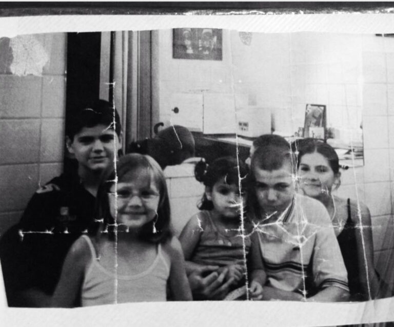 Tamara Chaudesaigues enfant entourée de ses frères et sœurs, famille Chaudesaigues