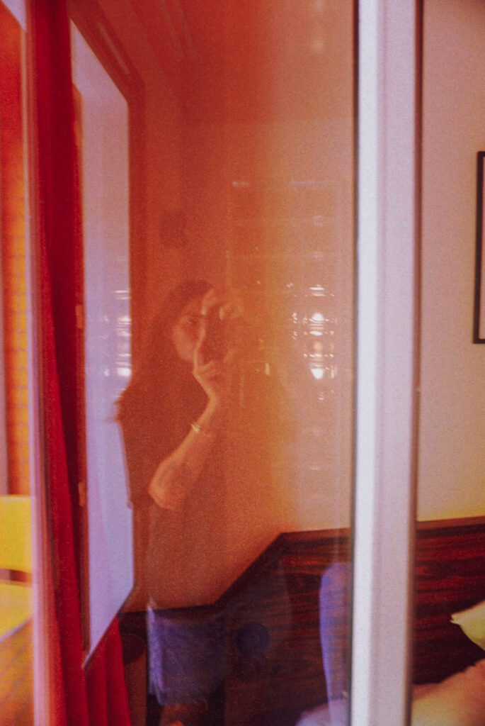 Tamara Chaudesaigues artiste tatoueuse à Avignon, portrait en reflet