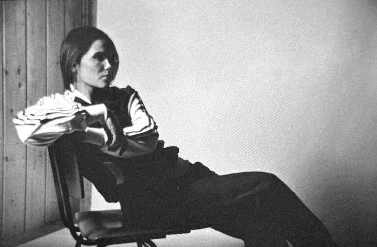 Tamara Chaudesaigues, tatoueuse chez Graphicaderme à Avignon, portrait noir et blanc