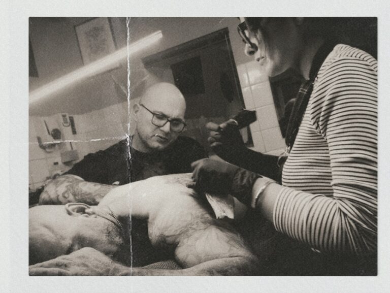 Transmission du tatouage entre Stéphane Chaudesaigues et Tamara dans leur atelier