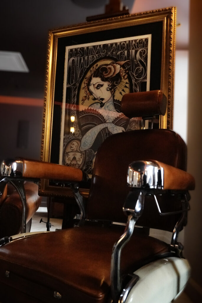 Fauteuil de tatouage vintage et affiche du Festival Tatouage Chaudes-Aigues dans le studio Graphicaderme Chaudes-Aigues