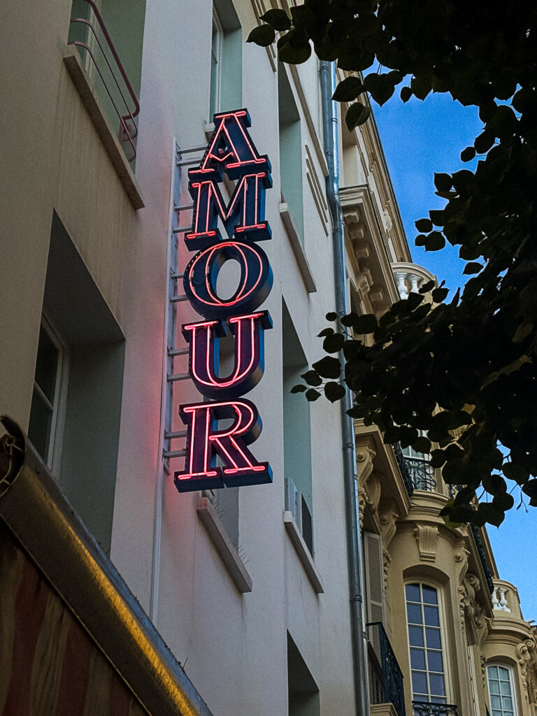 Enseigne néon rouge Amour sur façade de l’Hôtel Amour à Nice