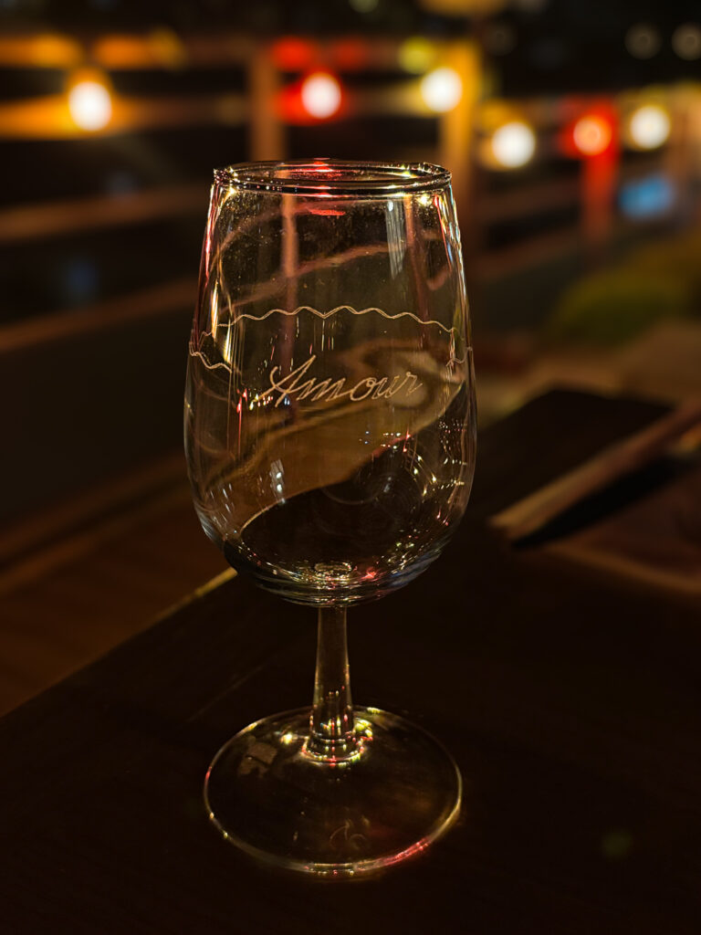 Verre à vin gravé Amour sur table du restaurant Hôtel Amour Nice