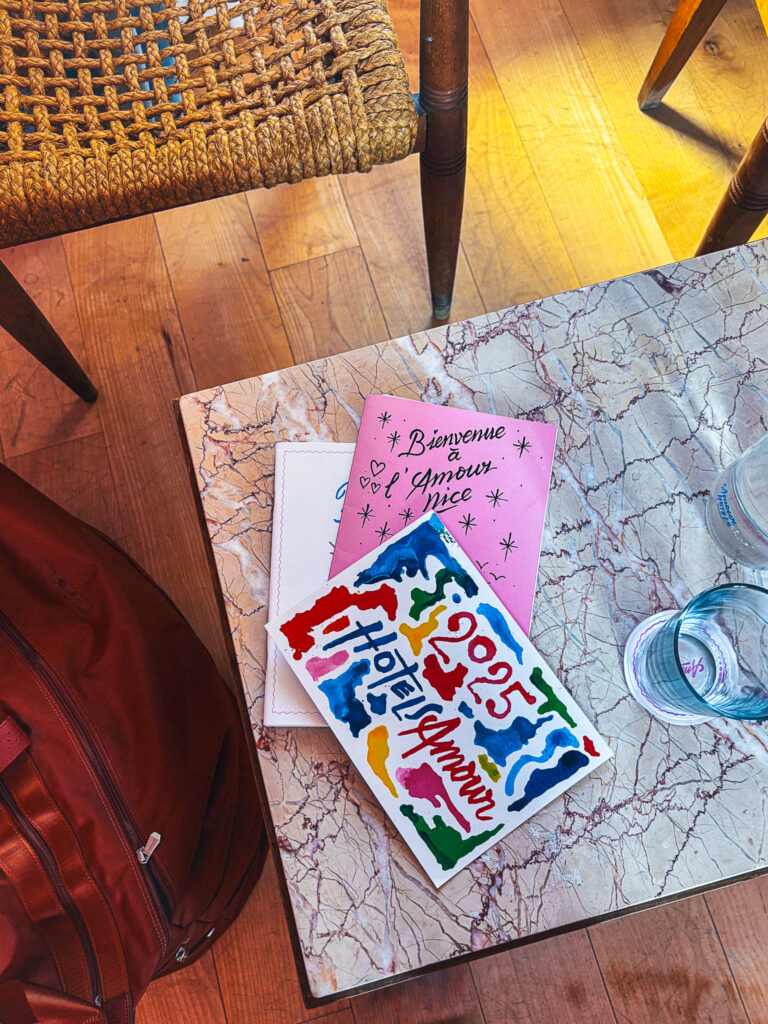 Cartes Bienvenue à l’Amour Nice posées sur table en marbre