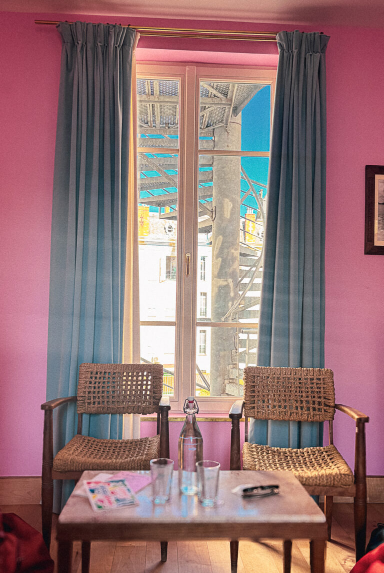 Fenêtre avec rideaux bleus dans chambre rose de l’Hôtel Amour Nice