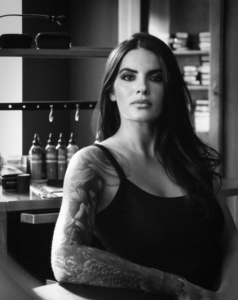 Portrait noir et gris de Tamara Chaudesaigues tatoueuse à Avignon illustrant l’identité artistique dans le tatouage