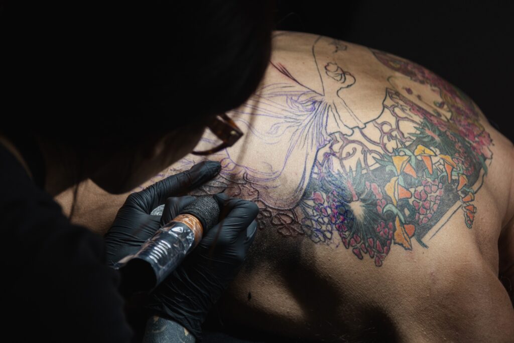 tamara chaudesaigues tatouage dos art nouveau en cours soins tatouage cicatrisation avignon