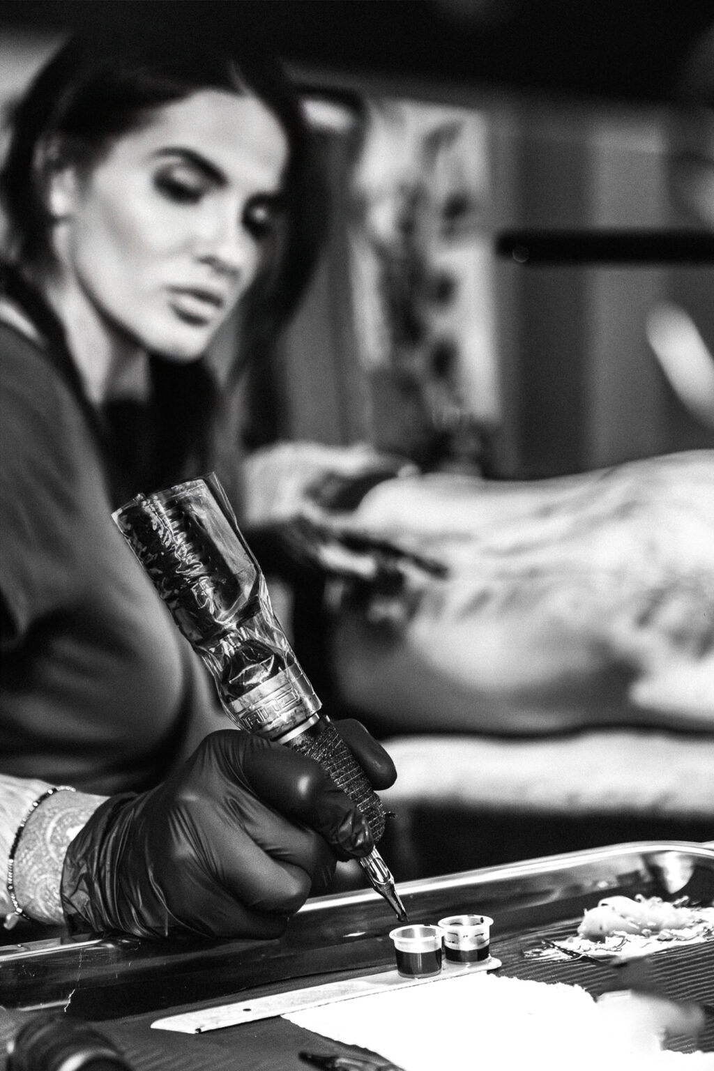 Comment choisir son tatoueur ? Critères essentiels Tamara Chaudesaigues tatoueuse réalisant un tatouage en studio à Avignon, illustration du choix d’un tatoueur professionnel