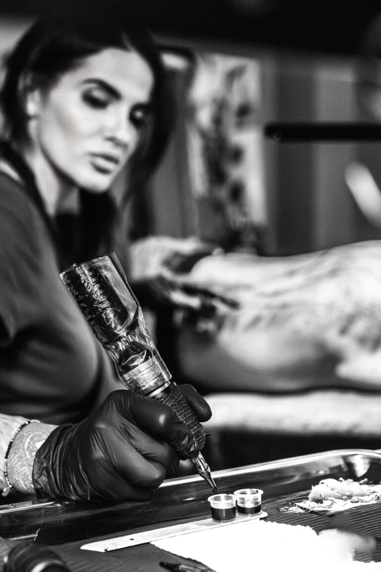 Comment choisir son tatoueur ? Critères essentiels Tamara Chaudesaigues tatoueuse réalisant un tatouage en studio à Avignon, illustration du choix d’un tatoueur professionnel