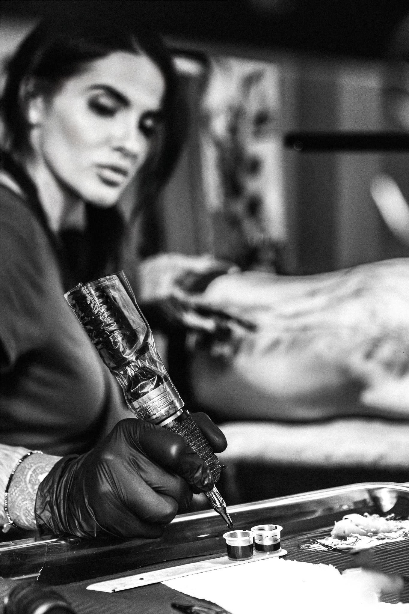 Comment choisir son tatoueur ? Critères essentiels Tamara Chaudesaigues tatoueuse réalisant un tatouage en studio à Avignon, illustration du choix d’un tatoueur professionnel