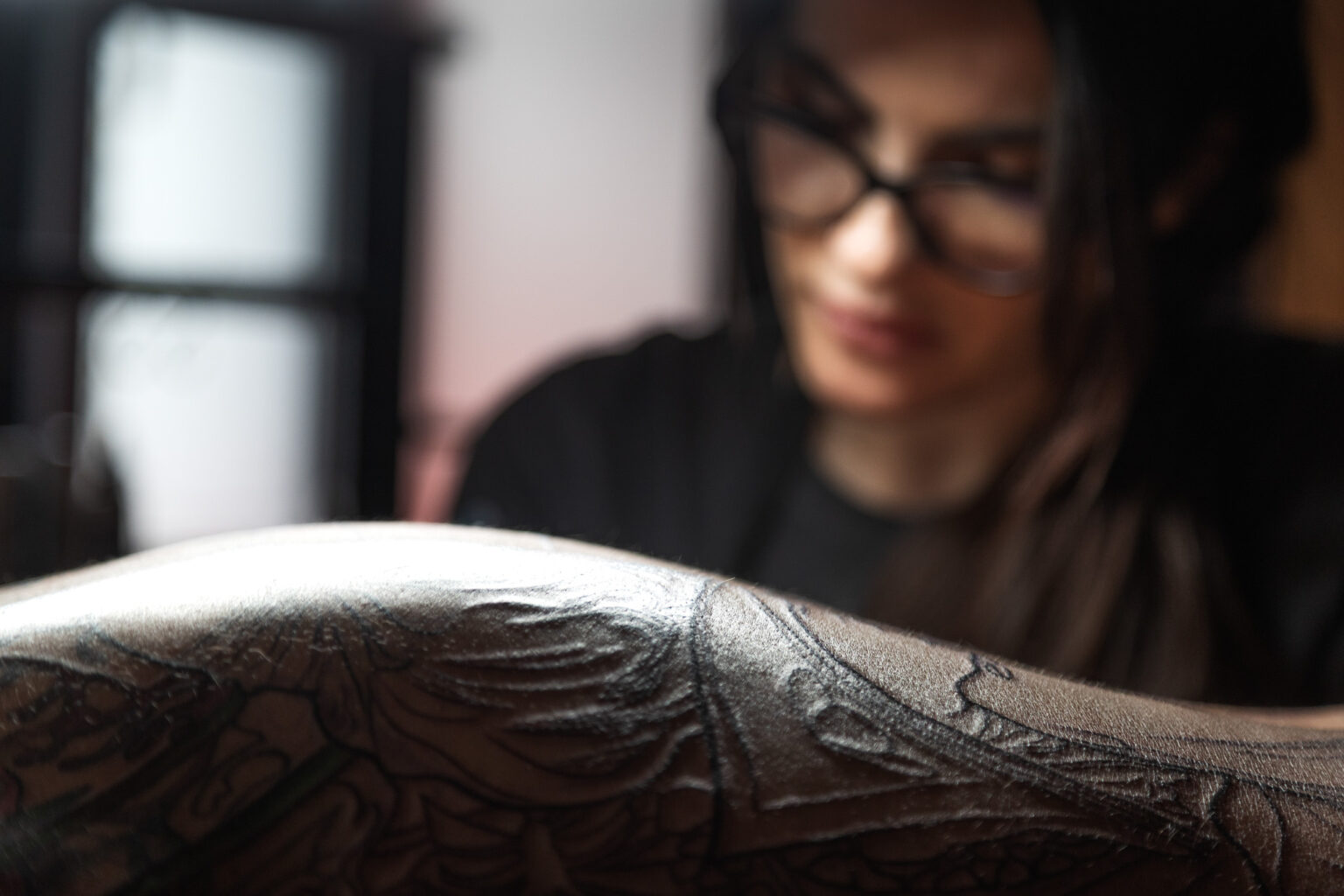 Tamara Chaudesaigues tatoueuse à Avignon en train de travailler, illustration de son identité artistique en tatouage et de son univers visuel.