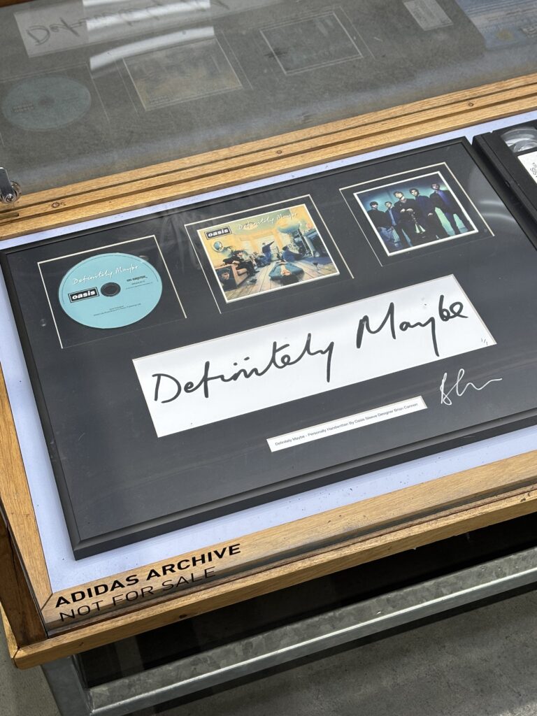 Pièce de collection Oasis Definitely Maybe signée par le designer de la pochette Brian Cannon, Adidas Archive Londres