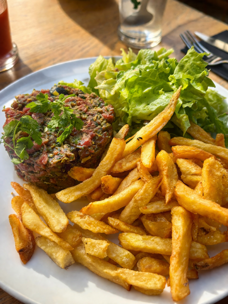Tartare de bœuf et frites maison au Bar du Change, place du Change Avignon Caption : Bar du Change — tartare et frites, Avignon