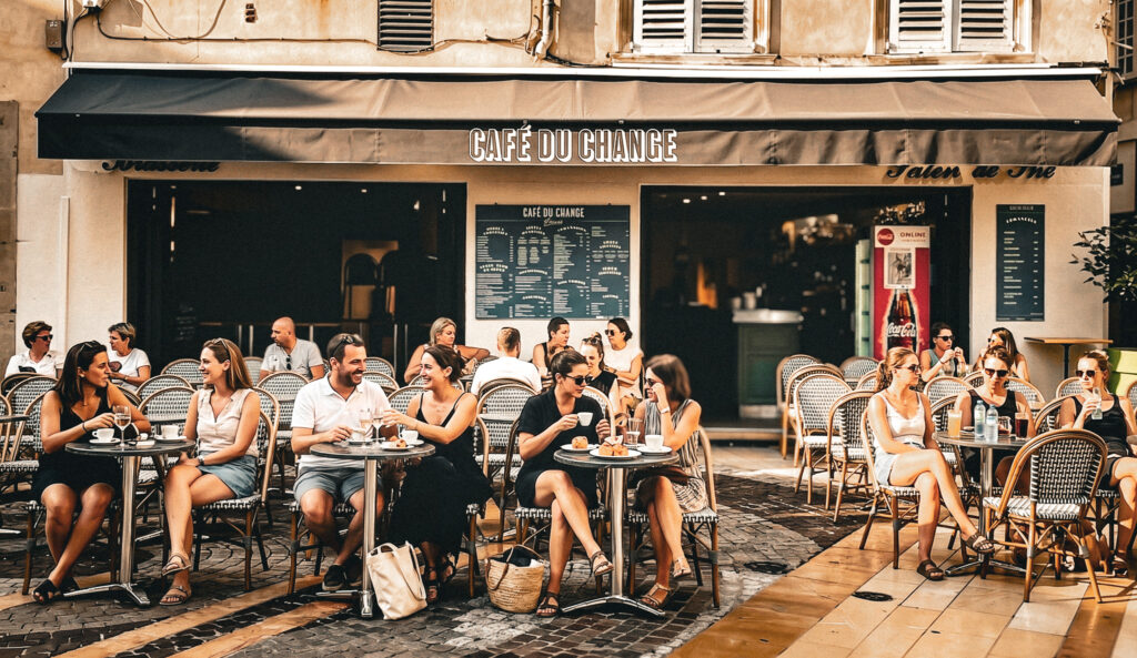 Terrasse animée du Bar du Change à Avignon, place du Change, clients attablés en terrasse