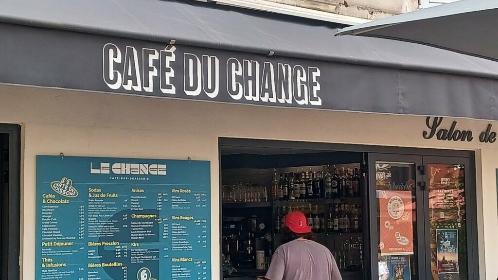Façade du Café du Change, bistrot incontournable d'Avignon place du Change