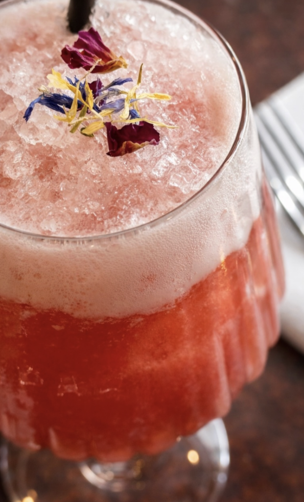 Cocktail rose glacé garni de fleurs comestibles chez Casa Bronzini Avignon lors d'une soirée Ladies Night