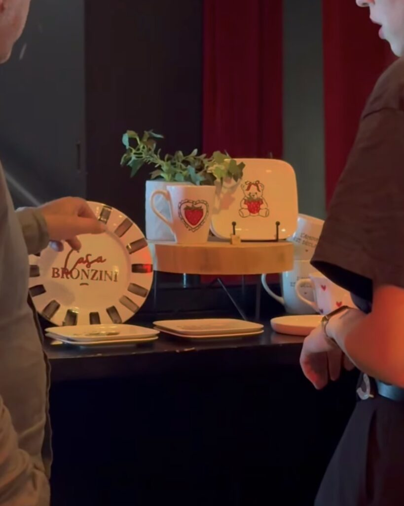 Stand de vaisselle Casa Bronzini lors d'une soirée Ladies Night, assiette et mugs Casa Bronzini avec motifs fraises