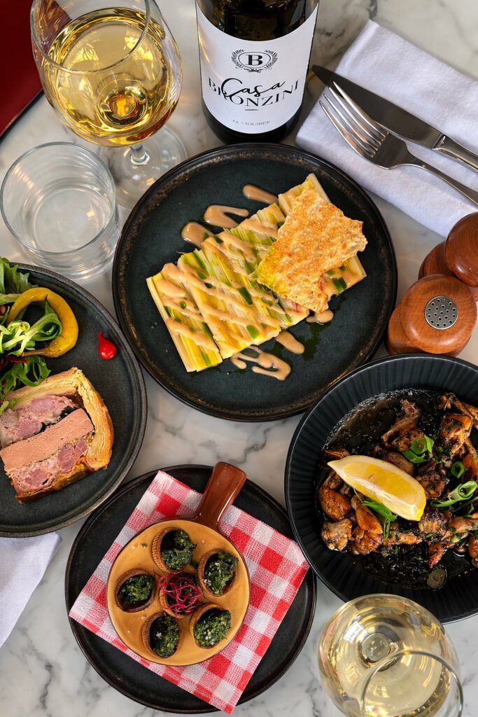Table Casa Bronzini Avignon, plats escargots poireau vinaigrette pâté en croûte et moules, bouteille Viognier Casa Bronzini