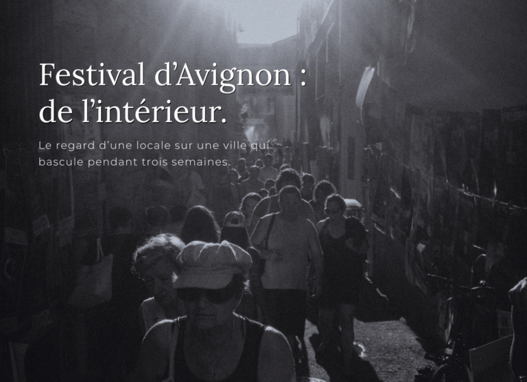 foule dense dans une rue d’avignon pendant le festival ambiance intense noir et blanc