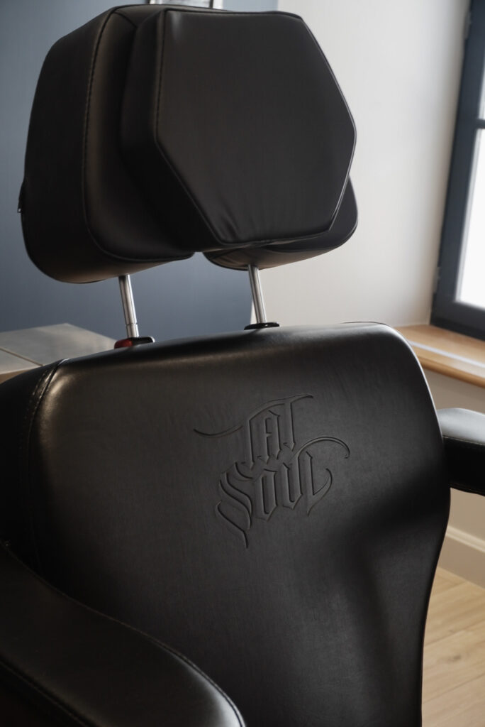 Black Tatsoul tattoo chair with embossed logo, Graphicaderme studio Chaudes-Aigues Cantal