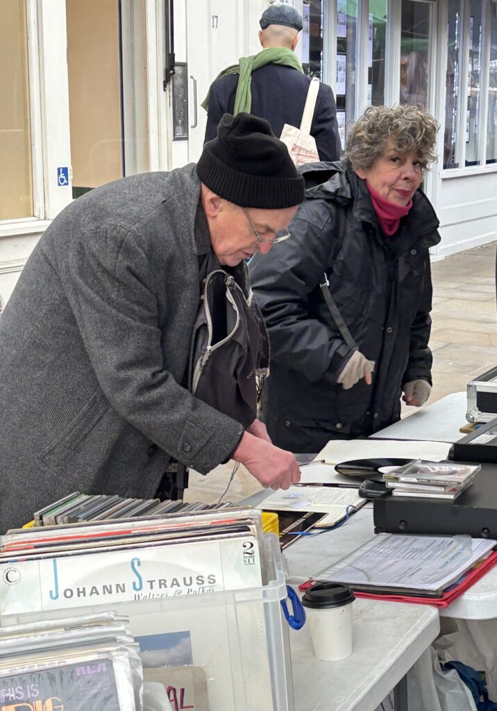 Couple de vendeurs au marché de Hackney Londres, stand de vinyles et livres