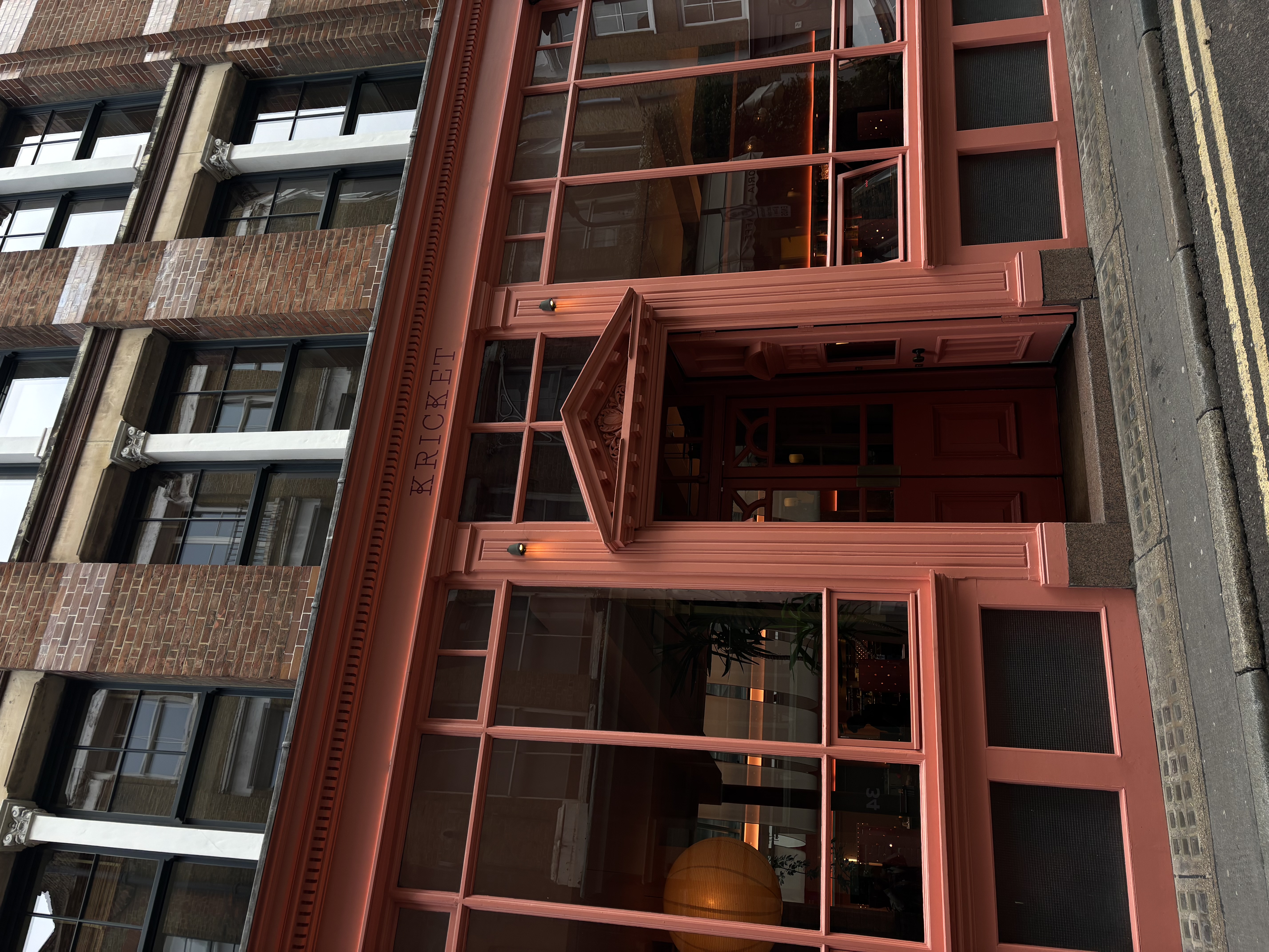  Façade du restaurant Kricket à Shoreditch Londres, devanture terracotta rose et porte rouge