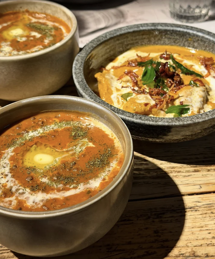 Trois currys servis en bols au restaurant Kricket Soho Londres