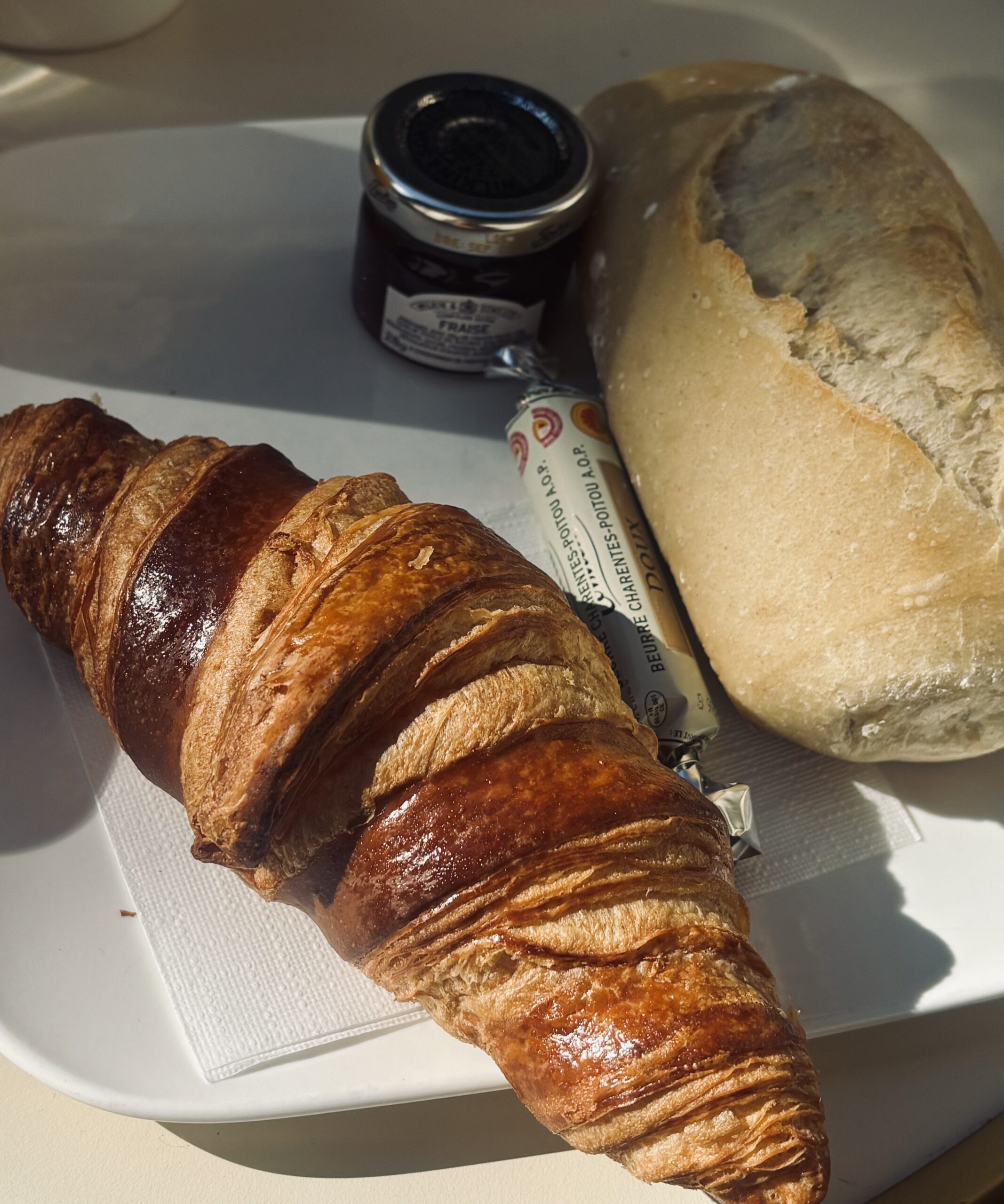 Petit déjeuner au restaurant Le Festival à Avignon, croissant, pain, beurre Charentes-Poitou AOP et confiture fraise