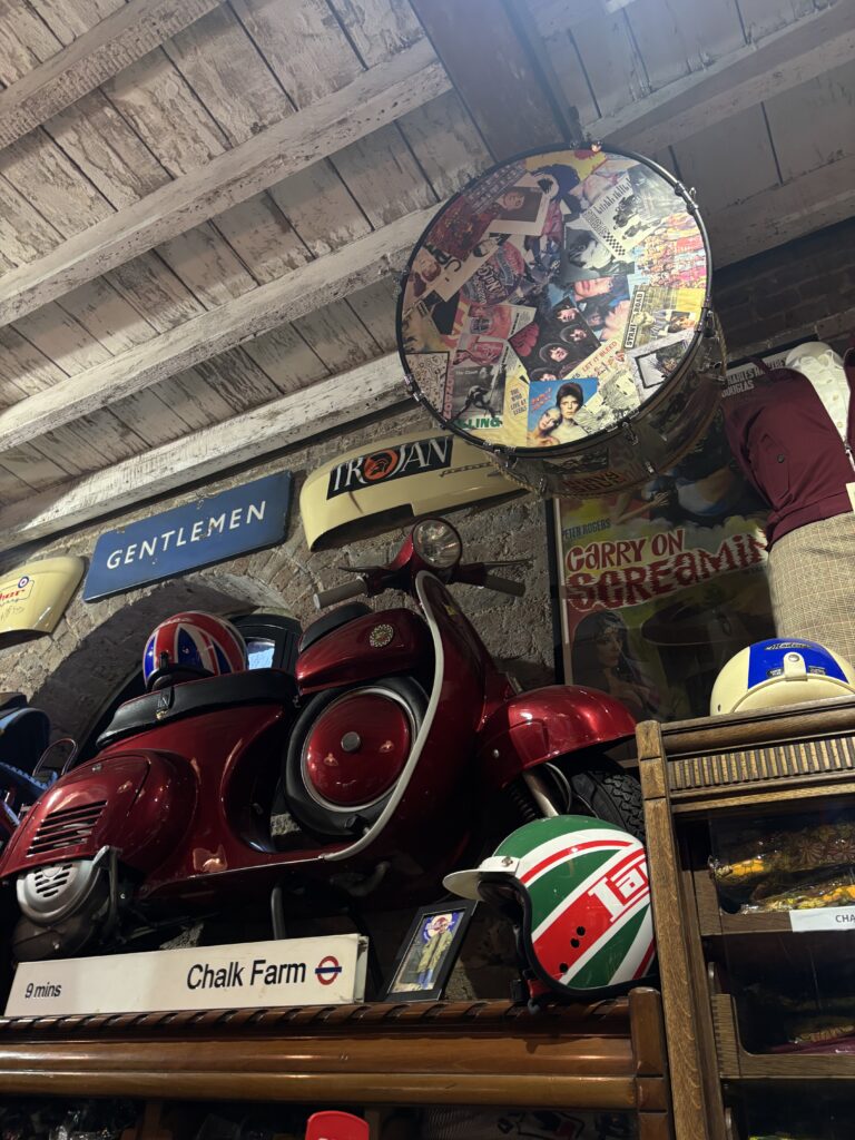 Intérieur de la boutique Modfather à Camden Londres, vêtements vintage et memorabilia britannique