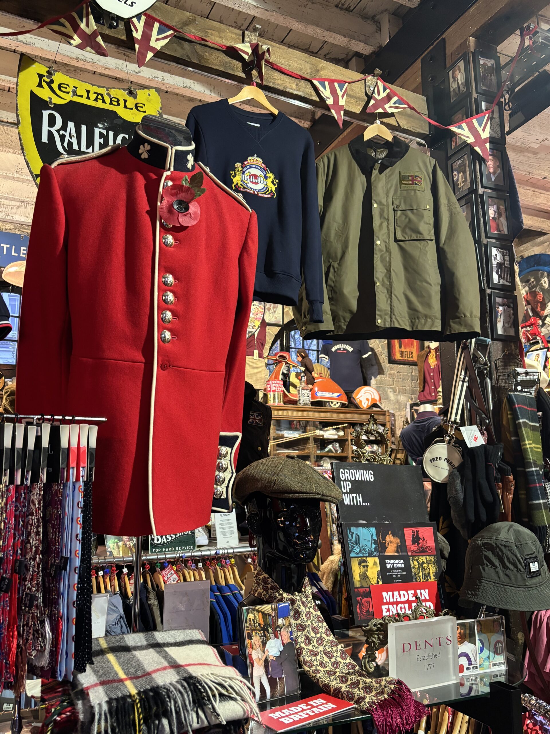 Veste militaire rouge et vêtements brit style chez Modfather Camden Market Londres