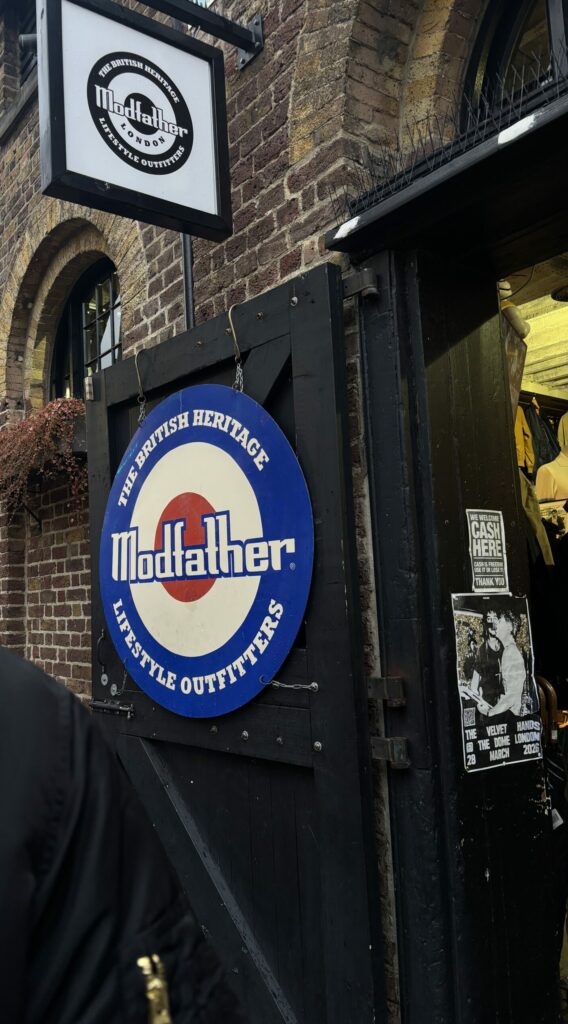 Façade de Modfather British Heritage Lifestyle Outfitters au Camden Market Londres