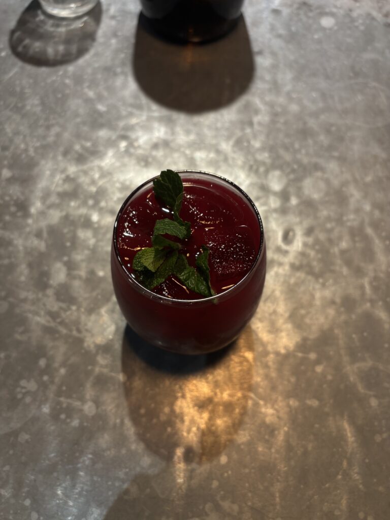 Jus de fruits frais, cranberries, avec feuille de menthe au comptoir d'Ozone Shoreditch Londres