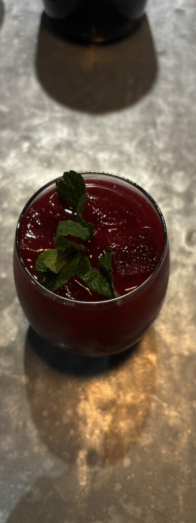 Jus de fruits frais, cranberries, avec feuille de menthe au comptoir d'Ozone Shoreditch Londres