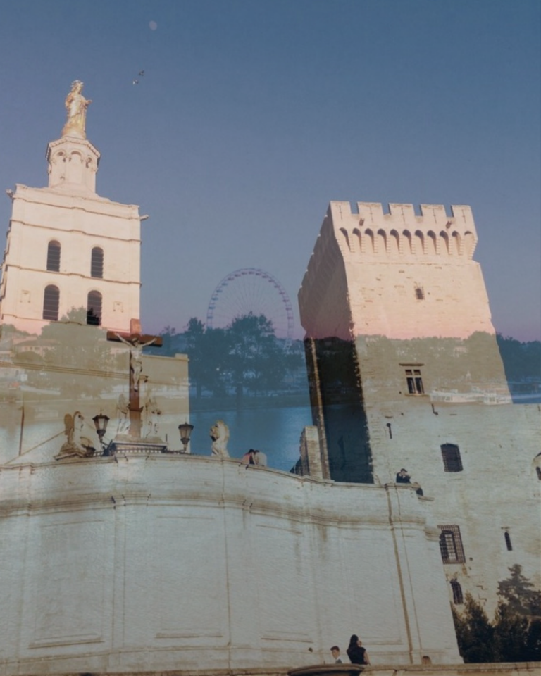 Double exposition photographique du Palais des Papes et du Rhône à Avignon pendant le Festival