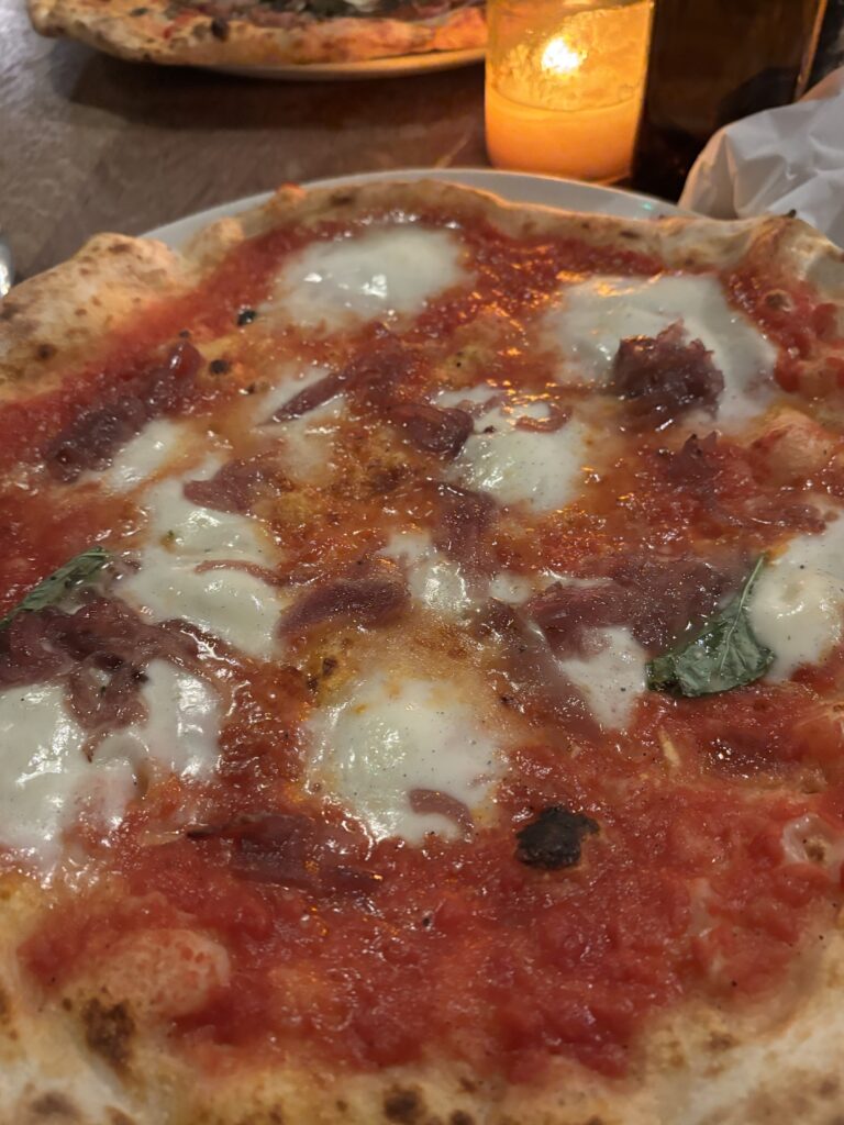 Pizza napolitaine au restaurant Rudy's à Soho Londres, pâte fine et bords gonflés