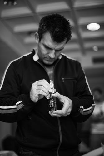 shane o neill en train de travailler pendant un séminaire de tatouage à avignon