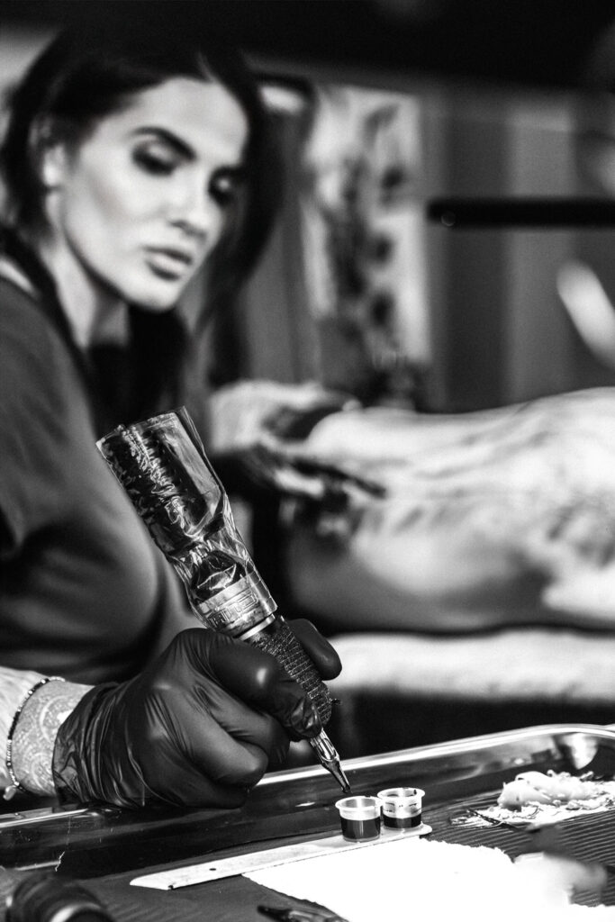 Tamara Chaudesaigues tattoo artist working in her studio in Avignon, illustration of choosing a professional tattoo artist