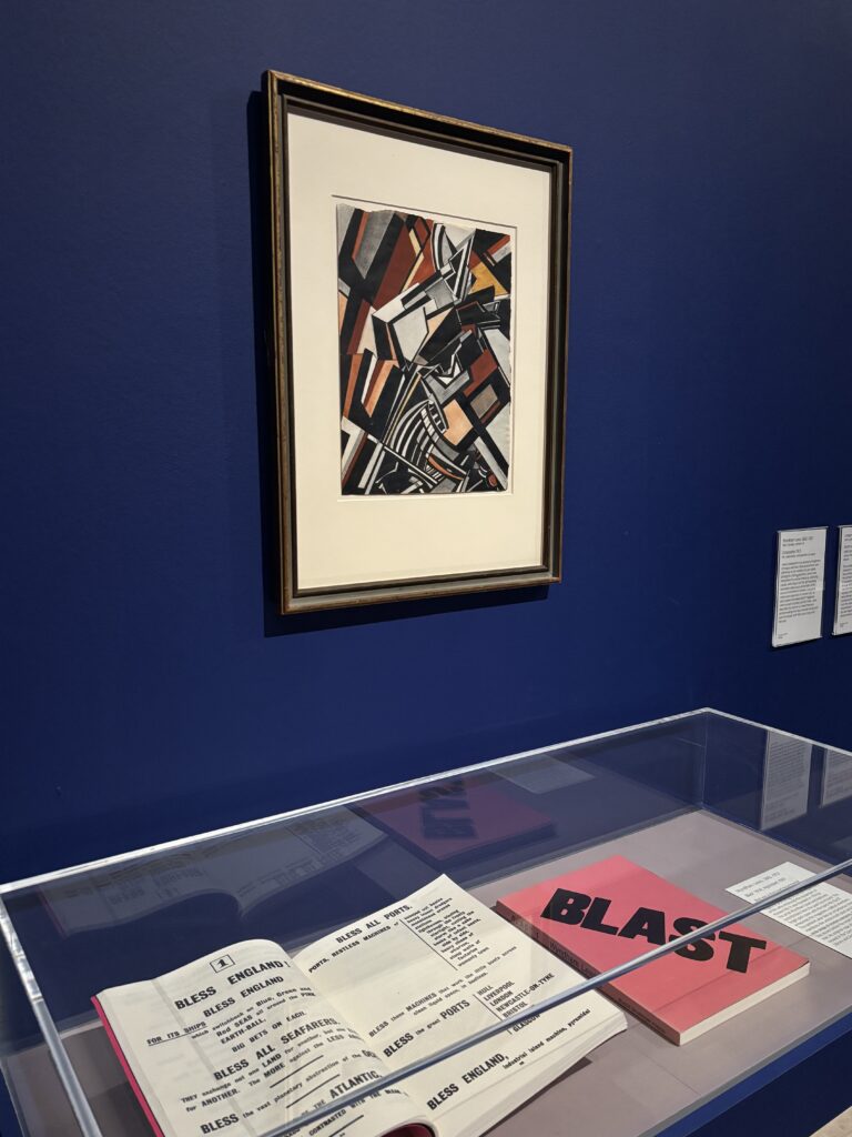 Exposition Vorticism au Tate Modern Londres, tableau cubiste et revue BLAST sous vitrine