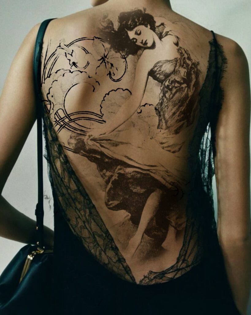 Tatouage dos en noir et gris inspiration Art Nouveau, composition florale et figurative, Tamara Chaudesaigues Avignon