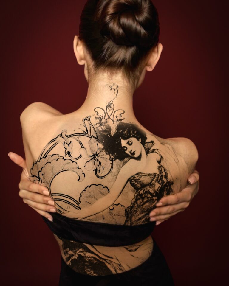 Dos complet tatoué en noir et gris sur illustration originale inspirée d'Édouard Bisson et de l'Art Nouveau, par Tamara Chaudesaigues à Avignon