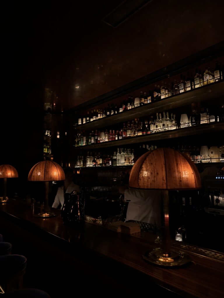 Bar intimiste du restaurant The Dover à Mayfair, lumière tamisée et lampes cuivrées