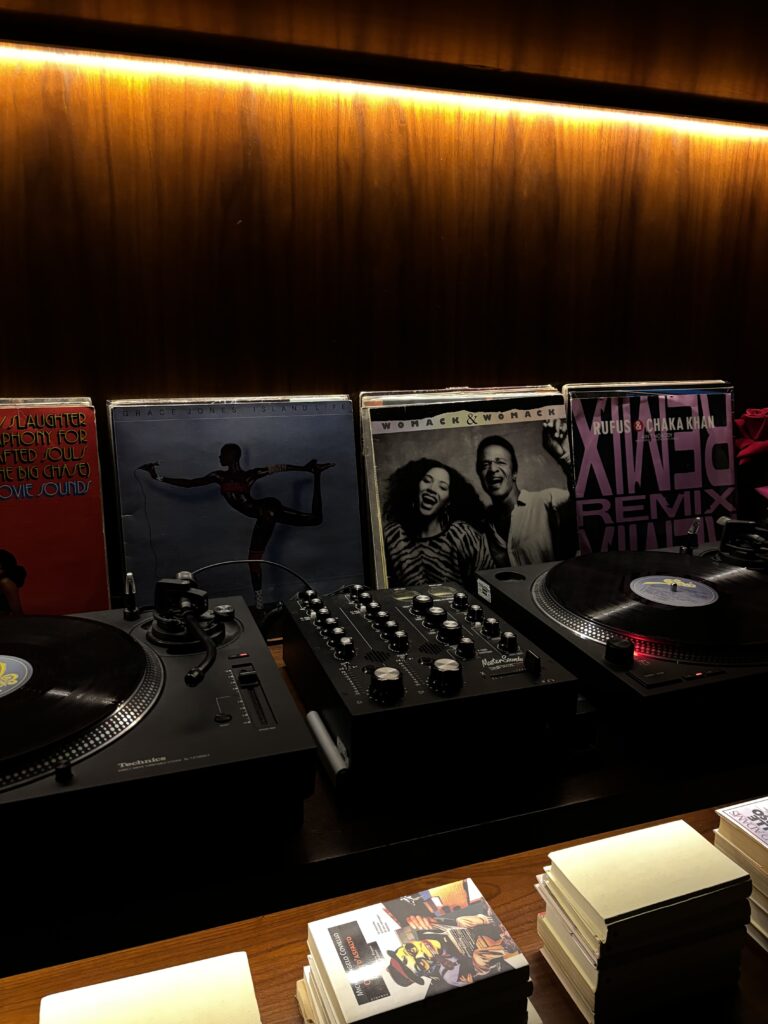 Platines Technics et vinyles Grace Jones, Womack & Womack, Chaka Khan au bar du Dover Mayfair